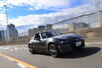 テスト車のボディーカラーは「マシーングレープレミアムメタリック」。同色が設定されるのは「RF」のみで、ソフトトップの「ロードスター」では選択できない。
	 