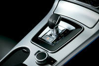 「SLC180ファイナルエディション」では、「SLC」のロゴを配したカーボンパターンエンボス入りレザーセレクトレバーを装備している。