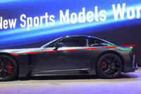 赤い線はボディーサイドのキャラクターラインと、そこから想起されるリアまわりのボディーの流れ。緑の線は、実際のリアまわりのボディーの流れだ。後者は大きく下方に落ち込んでおり、リアエンドもかなり低い位置となっている。