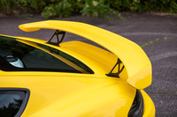 レーシングカー由来という空力デバイスの採用も「718ケイマンGT4」の特徴。固定式リアウイングの形状が見直され、200km/h走行時のダウンフォースが従来型比で12kg増加している。空力特性の変更により、車両全体ではダウンフォースが50％増加したという。