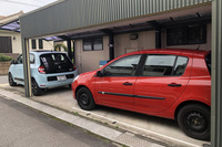 “ラ・スッポン丸”の代車「ルーテシア」（手前）と、“俺のナロー”こと「トゥインゴEDCキャンバストップ」（奥）が並んだ自宅ガレージ。いかにもカーマニアっぽい風景ではないか。