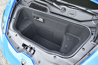 フロントフードの下にはラゲッジスペースが用意される。容量70リッター。