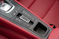 ルーフの開閉スイッチはセンターコンソールに配置。ダンパーの減衰力制御や排気音の切り替え、ESPのオン／オフなどもここのボタンで操作する。