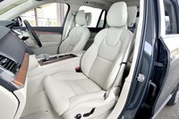 フロントシートでもマッサージ機能は利用可能。シートヒーターやベンチレーションも標準で備わる。