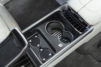 温冷機能付きのカップホルダーやシャンパンフルートのスタンドも「ファーストクラスパッケージ」に含まれている。