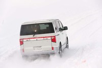 ATは従来型の6段から8段へと増段。1速を約8％ローギアード化して悪路走破性を高めた一方で、トップを約18％高めて高速燃費を向上させている。