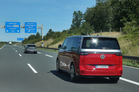 ドイツのアウトバーンを行く最高出力340PSの「ID. Buzz GTXロングホイールベース」。標準仕様車の「プロ」よりも明らかにパワフルで、アクセルペダルの踏み方に気をつけないと同乗者からクレームがくるほどの加速が味わえた。