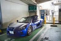 海ほたるパーキングエリアで充電される「トミーカイラZZ」。普通充電とCHAdeMO規格の急速充電の両方に対応している。