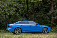 「A4」シリーズには歩行者検知機能付き自動緊急ブレーキや、渋滞追従支援機能付きアダプティブクルーズコントロールなど、最新のADASが標準装備されている。リアのプライバシーガラスは、フロントドア左右のアコースティックガラスとセットとなる10万円のオプション。