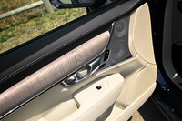 試乗車には、19個のスピーカーで構成される「Bowers & Wilkinsプレミアムサウンドオーディオシステム」（36万円のオプション）が装着されていた。写真はドアパネル部のスピーカー。