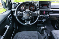 シンプルなつくりのインテリア。各種装備類の操作で迷うことはないだろう。