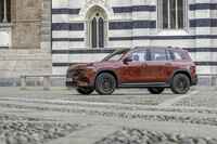 「メルセデス・ベンツEQB」は2021年9月に世界初公開された、SUVタイプの新型BEV。3列シートの7人乗り仕様が設定されており、SUVに対する多様なニーズに対応する。