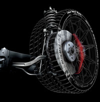 リセッティングされたサスペンションと強化型ブレーキシステムのイメージ。