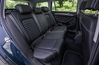 前席と同じく後席にもナッパレザー表皮を採用。背もたれには、40：20：40の分割可倒機構が備わる。リアおよびリア左右のウィンドウにはUVカットダークティンテッドガラスが用いられている。