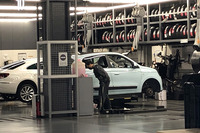 前後のタイヤが逆に装着されていた「俺のナロー」。それを正しくするべく、スーパーオートバックスでタイヤをローテーション。当初、お店の人に「サイズが違うからできない」と言われたが、実はもともと間違って装着されていて、入れ替えた姿が正しいことを説明して作業にこぎ着けた。さすがマイナー車。