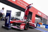 カーナンバー23のマシン上でこぶしを上げ喜びを表現した日産のオリバー・ローランド選手。ポールポジションからのスタートとなった第9戦では一時6番手まで順位を落とすものの、アタックモードを上手に利用しトップの座を奪い返した。2年目の東京大会で見事、日産に念願の母国優勝をプレゼントした。