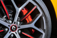 鋳鉄製のディスクとアルミ製のハブを組み合わせたバイマテリアルのフロントブレーキ。4ピストンのモノブロックキャリパーは、「トロフィー」では赤く塗られている。