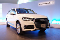 2015年のデトロイトショーで発表され、日本では翌年に発売された「Q7」。「Q2」とは大きく異なる、六角形のグリル形状をしている。