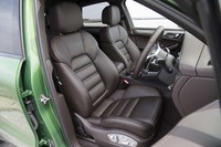 試乗車の前席は、オプションの18Way電動アダプティブスポーツシート（29万2000円）。シートヒーターは別途6万9000円のオプション扱いとなる。