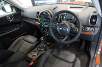 各所に丸いデザインを取り入れたインストゥルメントパネルまわり。縦長のエアコン吹き出し口が、他のMINIにはない特徴となっている。