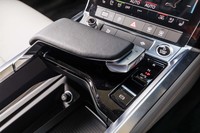 個性的な形状のシフトセレクター。ドライバーは中央のパームレストから手を離すことなく、指先の操作だけでギアポジションを変えられる。