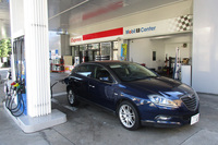 給油中の「ランチア・デルタ」。