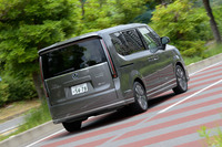 新型「ステップワゴン」は、15mmの前後トレッド拡大と低重心化により、コーナリング時の安定性を改善。後席の乗り心地をよくするため、リアサスペンションも大きく改良された。