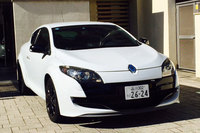 伊達軍曹のかつての愛車「ルノー・メガーヌ ルノースポール モナコGP」。「素晴らしい車でしたが、素晴らしすぎてやや刺激が足りず、比較的短期間で売却しました」
	 