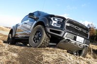 草原にぽっかり空いた穴ぼこへとアプローチする「ラプター」。こうご氏いわく、こうしたシーンでは「フロントやリアは心配なさそうだけど、ホイールベースが長いので“おなか”は気にしておいたほうがいいかも」とのこと。