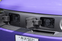 左右のヘッドランプ間に交流用と直流用の2つの充電ポートを装備。ブラックのこの部分はホンダ車の廃バンパーなどをベースとした素材でつくられている。