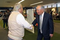 セレモニー終了後、久々の対面に満面の笑みを浮かべて握手を交わす鈴木会長と徳大寺氏。