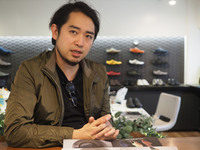 ブランドディレクターの宮部修平さん。「レーシングドライブからスーツに合うものまで、さまざまな人のさまざまなライフスタイルにフィットするドライビングシューズを作りたい」と語る。。