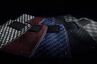 カロは、1970年代以降に発売された4100車種以上ものクルマに対応する型をそろえている。加えて採寸の上で型紙を製作し、素材や色を選べるオーダーメイドも受け付けている。価格は写真左「シザル」の「BMW 3シリーズ」用（マット点数4枚）で3万0200円～。