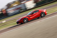 最高速は340km/h以上、0-100km/h加速は2.9秒という動力性能を発揮する「F12tdf」。フィオラーノテストコースでは1分21秒というラップタイムを記録している。