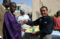 ダカール・ゴールの翌日、文房具の寄付を毎年恒例にしている篠塚建次郎が地元小学校を訪れた。一度はパリダカ引退宣言をした彼の今後の動向が注目される。