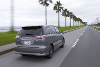 テスト車には、走行中にボディーのねじれやたわみを抑えるパフォーマンスダンパー（オプション）が装着されていた。