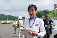 チーフインストラクターの1人である、スバル研究実験センター管理課長の秋山 徹氏。1989年の「レガシィ」による10万km世界速度記録チャレンジに参加したドライバーの1人でもある。