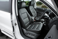 チタンブラックのレザーシート。運転席には8ウェイパワーシート＆パワーランパーサポート、助手席にもシートヒーターが標準装備される。