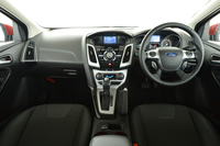 ドライバーを中心にデザインしたというインテリアの様子。左右独立式のオートエアコンや9スピーカーのプレミアムサウンドシステムが、標準で与えられる。
    