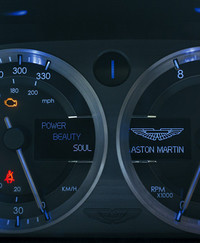 330km/h、8000rpmまで刻まれたメーター類は以前と同じ。