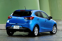 テスト車のボディーカラーはダイナミックブルーマイカ。