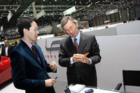 ジュネーブショーの会場でフィオラヴァンティ氏に「BMC1800」を見せる。（2008年3月）