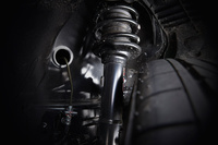 サスペンションには、フロント、リアともに専用設計のKYB製ダンパーを採用。フロントダンパーには、フリクションコントロール機構が備わる。