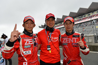 勝利を喜ぶZENT CERUMOの面々。左から平手晃平、高木虎之介監督、立川祐路。