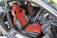 「Fタイプ R クーペ」の「プレミアムレザーパフォーマンスシート」。赤いシートベルトは、3万6000円のオプションだ。