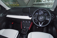 「CX-3 XDツーリング Lパッケージ」の室内。シートの本革とインパネデコレーションの合皮にはピュアホワイトを、シートのセンター部には黒いラックススエードを使用している。また、アクセントカラーとしてダークレッドを用いている。
