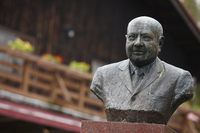 清泉寮の敷地内にある、創設者ポール・ラッシュの胸像。氏が愛した富士山を眺めるように立っている。
    