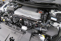 ボンネットの下には、モーターと燃料電池スタックが縦積みの形で搭載されている。