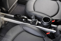 ミニクロスオーバーの自慢の装備「センターレールシステム」。室内前後に延びるレールの好きな場所に、小物入れやカップホルダーなどを好きなだけ置くことができる。