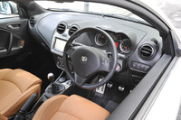 Frau製のレザーシートとBOSEサウンドシステムが標準で備わるぜいたくなインテリア。メーターパネル内に備わるギア・シフト・インジケーターが、最適なシフトタイミングをドライバーに知らせる。